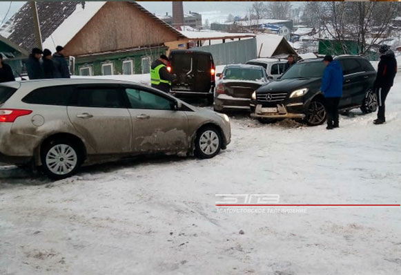 Непогода хозяйничала и в Златоусте. Сильный буран внёс коррективы в планы автомобилистов и график уборки городских улиц