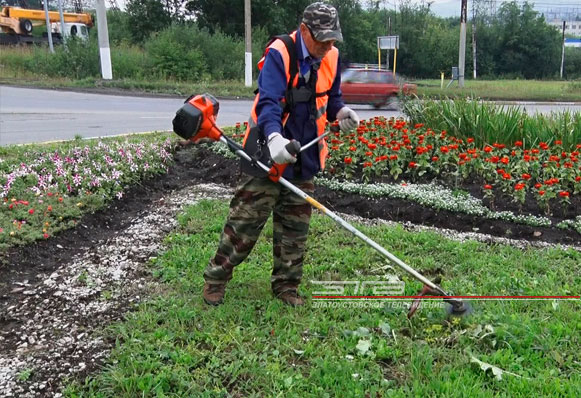 В Златоусте наводят порядок. Бригады рабочих продолжают косить траву на газонах, а специальная техника срезает её на обочинах