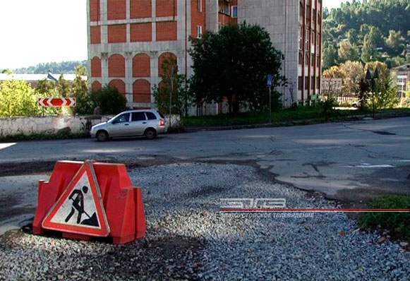 Нарушенное асфальтовое покрытие в первом квартале Северо-Западного района восстановят до конца сентября