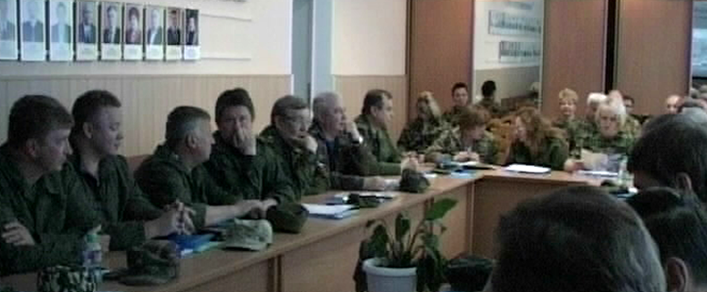 Строгие костюмы сменили на военную форму. Главы муниципалитетов стреляли и водили военные машины на сборах в Чебаркуле
