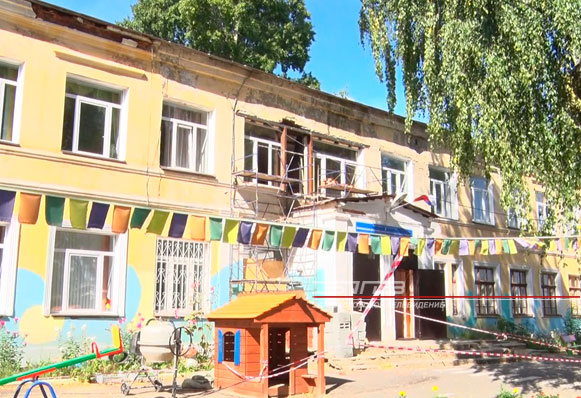 Для детского сада №7 день начался не так празднично. В дошкольном учреждении обрушилась кирпичная кладка между окнами