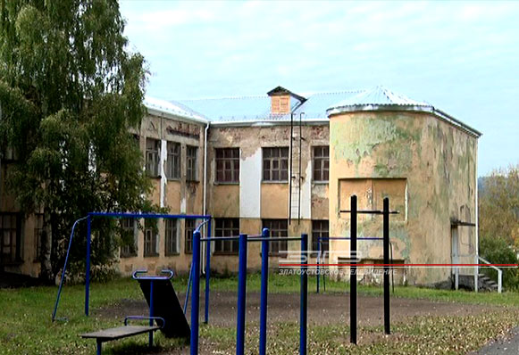 По жалобам жителей проверили состояние зданий детских садов и школ