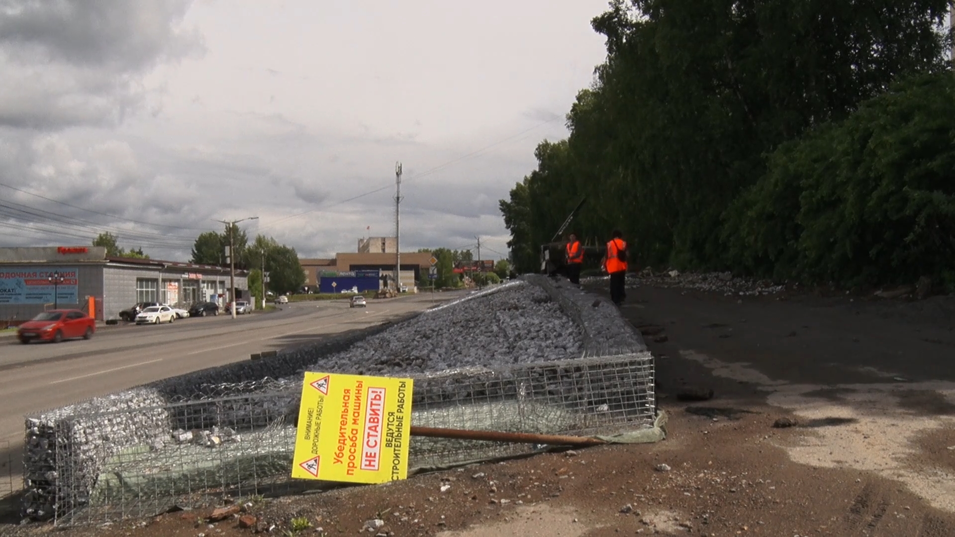 Завершается возведение новой подпорной стены в центре города, напротив водной станции