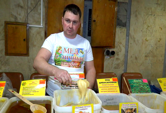 Мед с личных пасек. Производители полезного лакомства привезли в Златоуст настоящий мед
