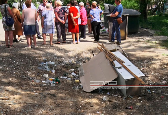 Жители проспекта Гагарина уже несколько лет живут рядом с мусорной ямой