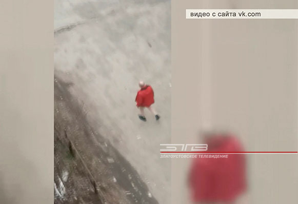 До чего доводит самоизоляция: в соцсетях появилось видео с мужчиной, разгуливающим в неглиже