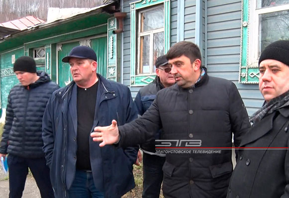 Глава ЗГО Максим Пекарский предложил чиновникам пройти пешком все проблемные участки улицы Аносова