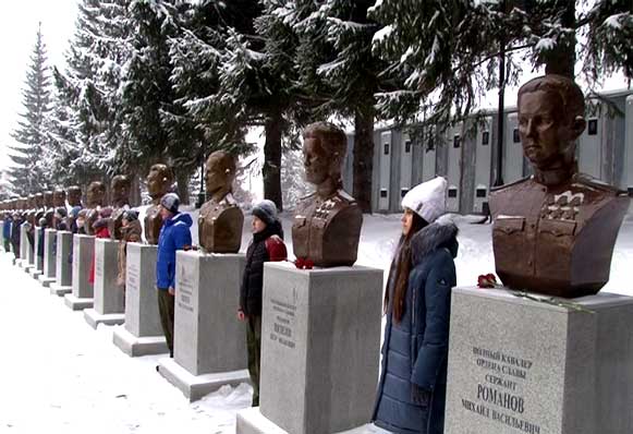 На Аллее Славы почтили память златоустовских Героев