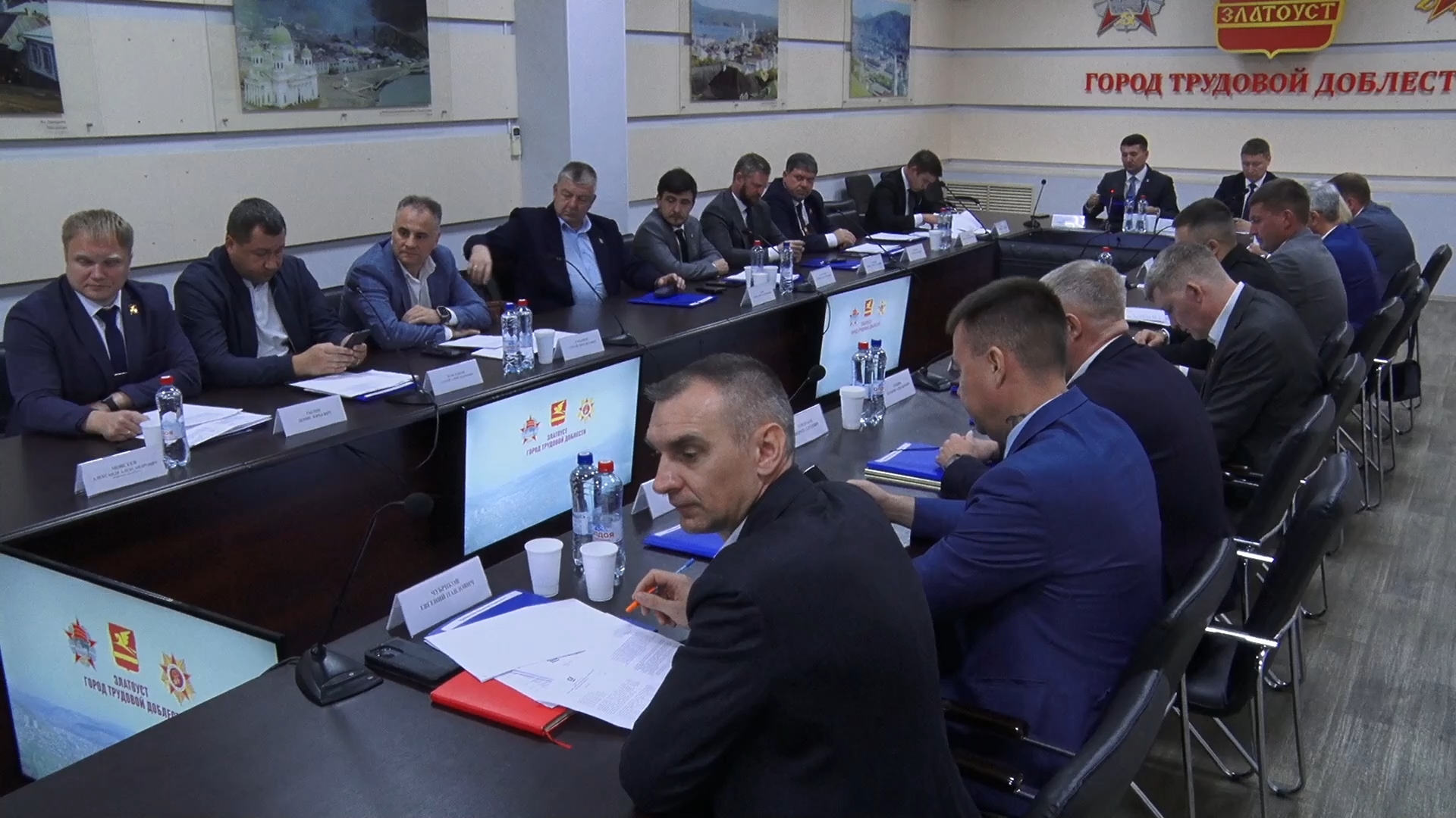 Повестка 19-го заседания состояла из десяти вопросов
