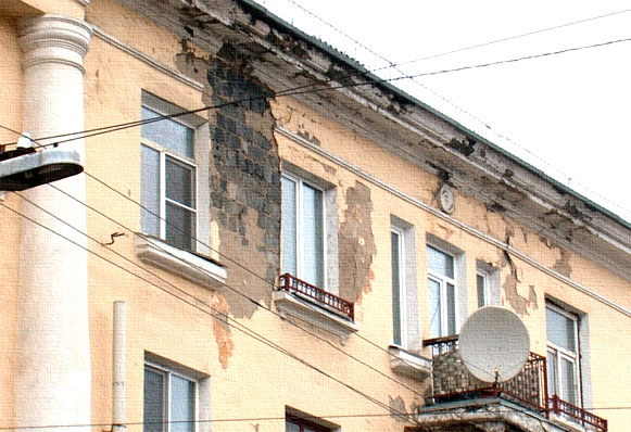Дождь в квартирах. На улице Карла Маркса талой водой заливает квартиру ветерана труда