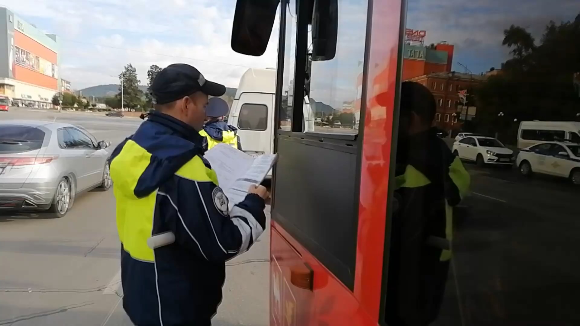 Утро для водителей маршрутных такси началось с масштабной проверки