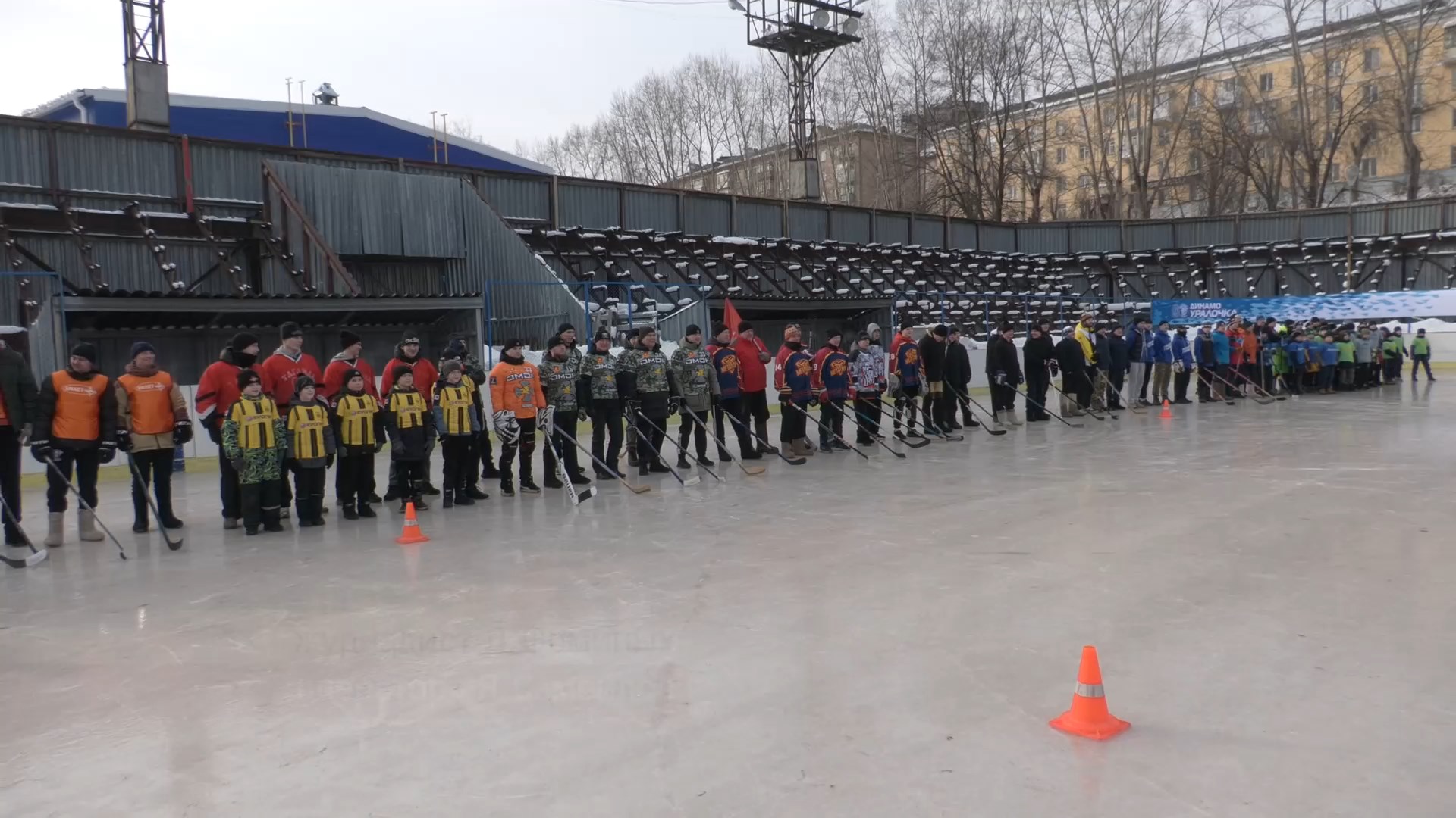 Сыграли в хоккей на валенках
