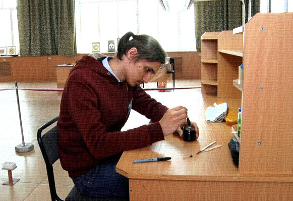 Молодые профессионалы для изготовления гравюры. В Златоусте площадкой для соревнований «Ворлд Скилз» стала оружейная фабрика