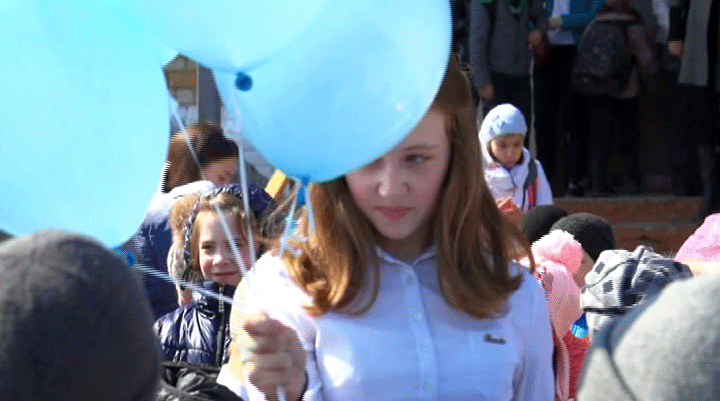 12-го апреля 12 шаров выпустила в небо Аня Гагарина