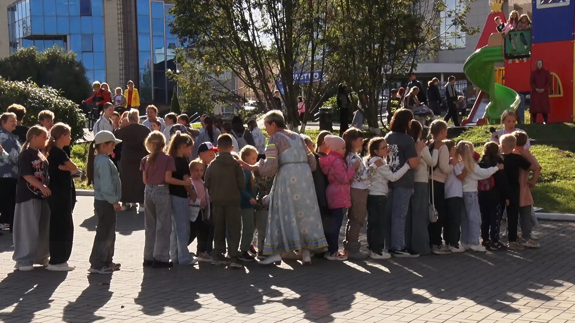 В парке «Крылатко» сегодня организовали праздничную игровую программу для школьников всех возрастов