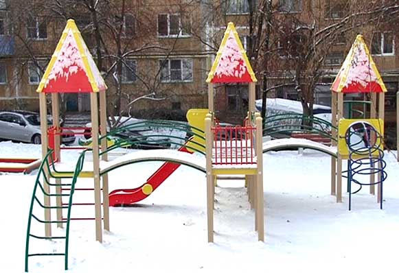 В Златоусте проверили состояние детских и спортивных площадок