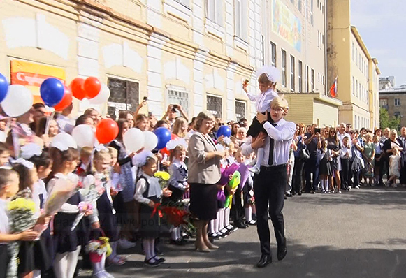 Глава округа Максим Пекарский поздравил школьников с праздником