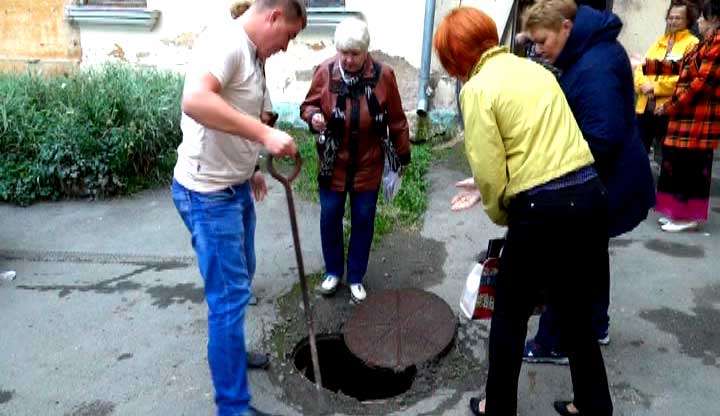Жители восьмого дома на улице Карла Маркса устали бороться с неисправной канализацией