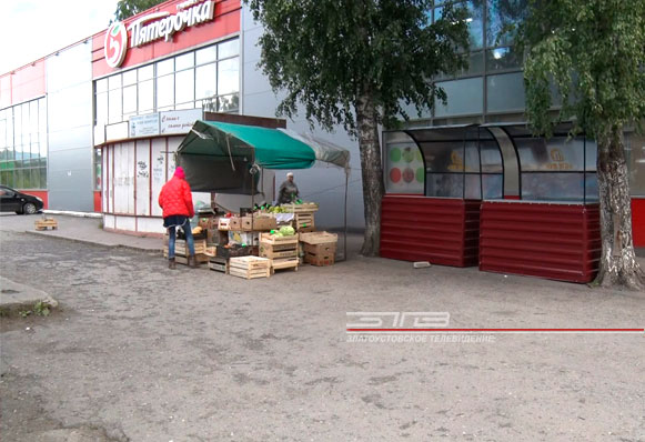 Теперь цивилизованно и очень удобно. На кольце института в районе метзавода появились торговые павильоны