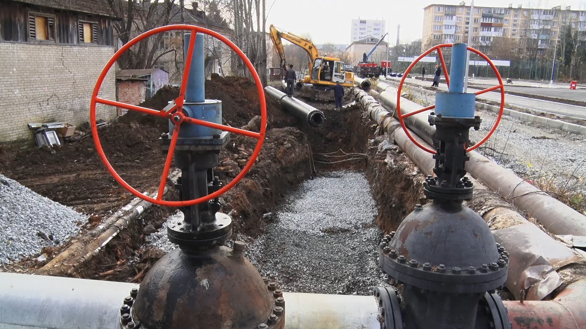 Компания подрядчик продолжает замену труб в районе 84-го детского сада