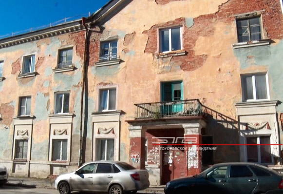 Не сносить, а ремонтировать. Алексей Карюков провел выездное совещание в доме №3 по улице Тургенева