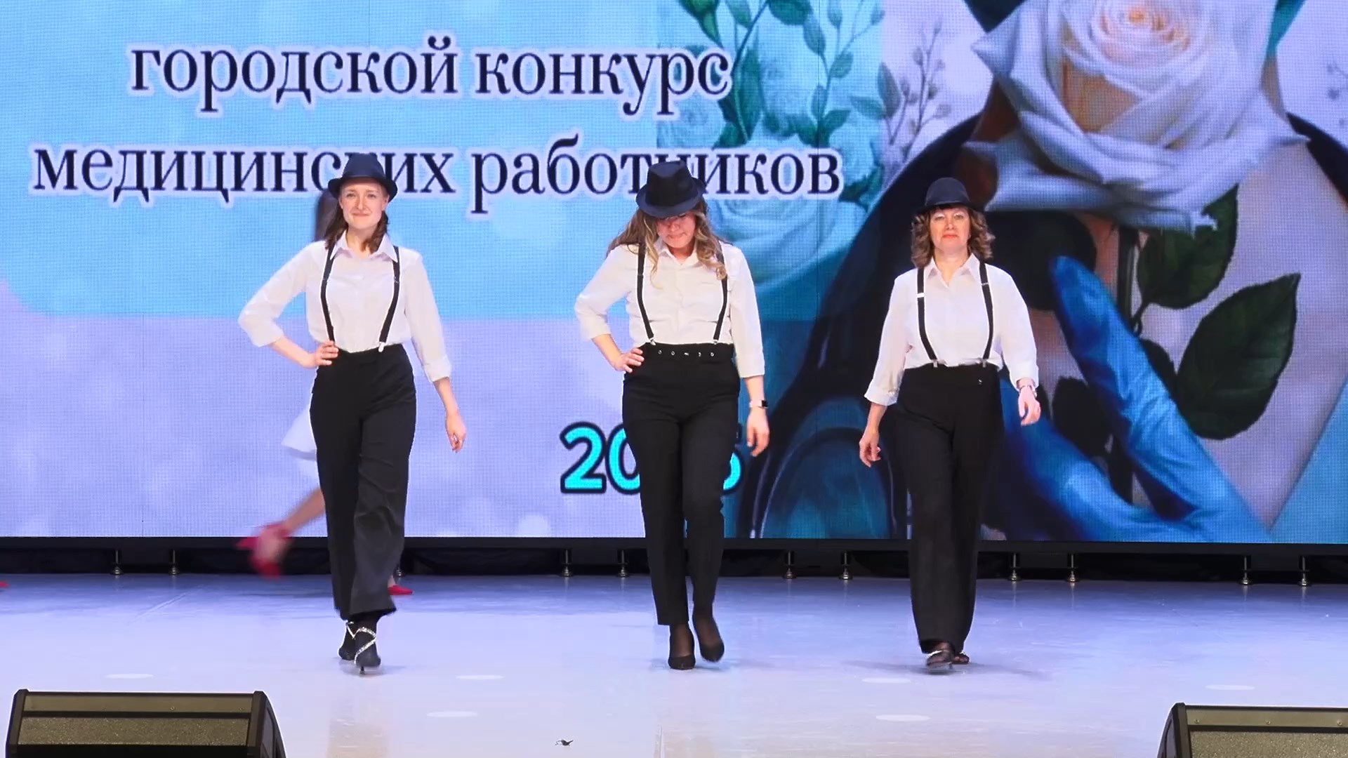 Сотрудницы в белых халатах продемонстрировали свои таланты