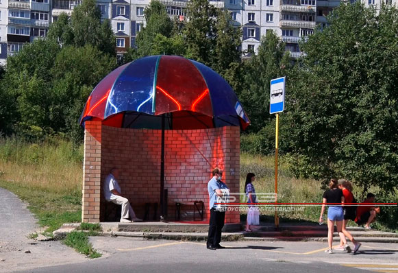 Новый зонтик украшает остановку у здания городской администрации