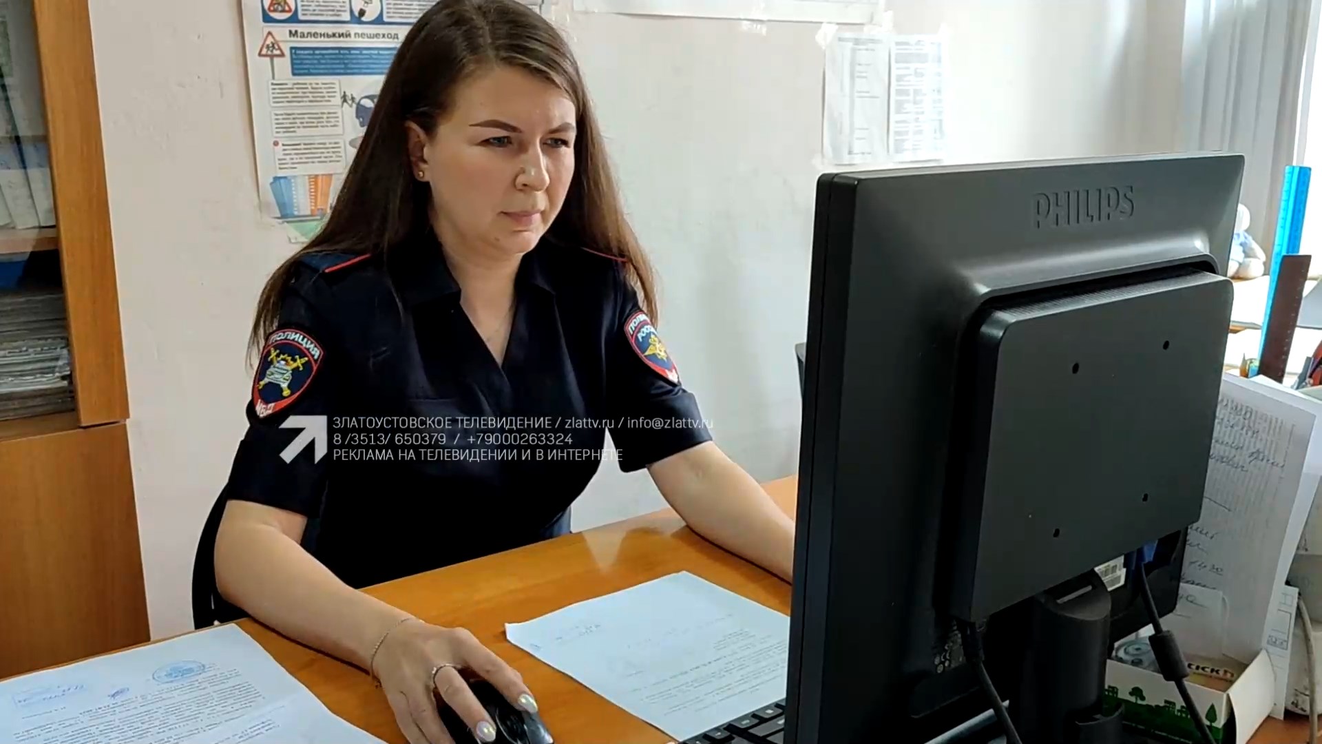 В торжественной обстановке в ОМВД состоялось вручение первого звания сотруднице полиции
