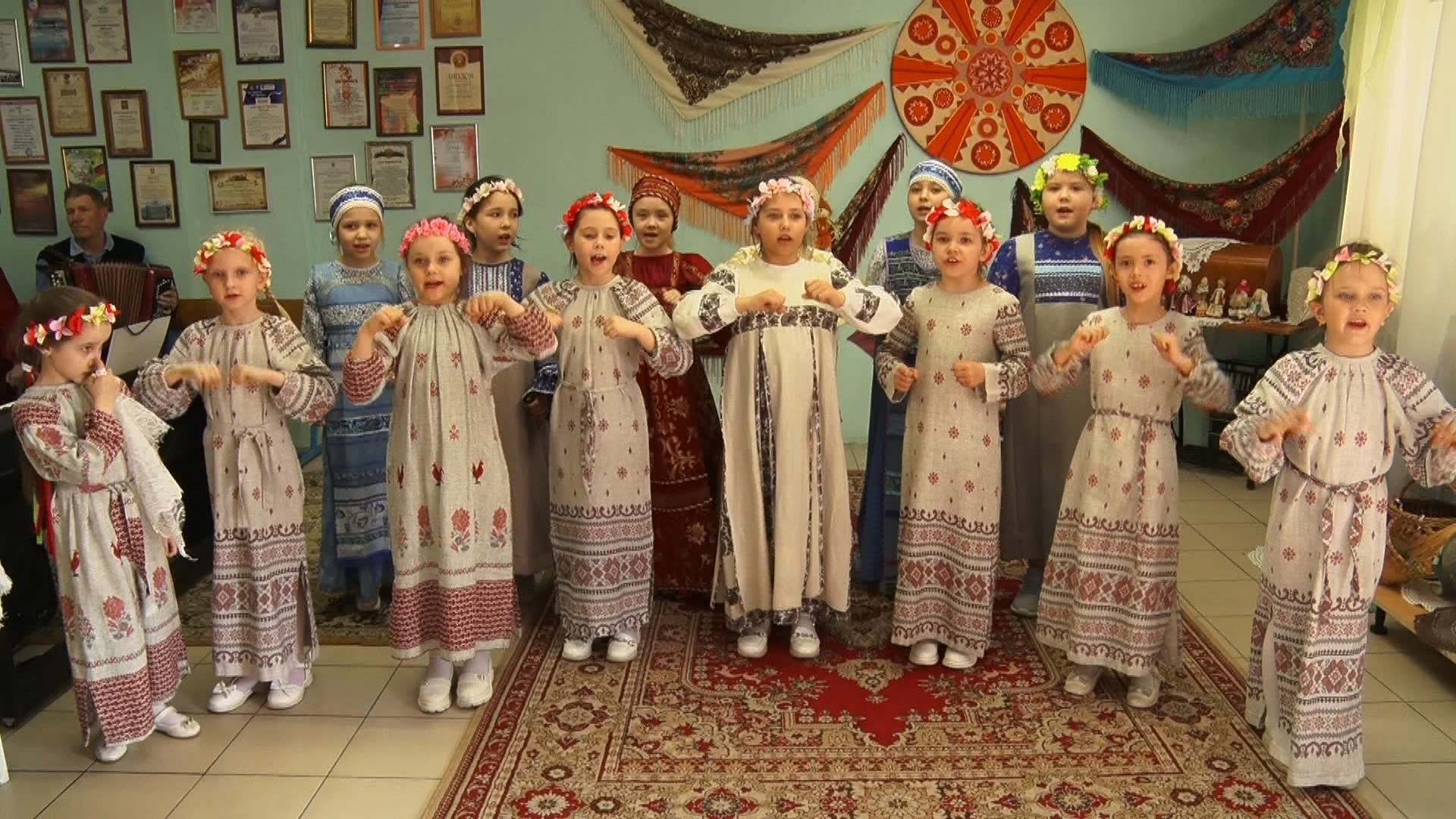 Высокие награды в родной город привезли воспитанницы фольклорного ансамбля «Лапоточки»