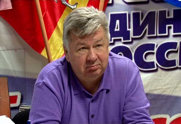 Главврач областного онкодиспансера и депутат Заксобрания Андрей Важенин помогает златоустовцам