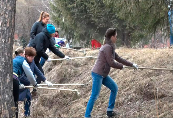 Накануне 9 мая специалисты приводят в порядок главные городские памятники