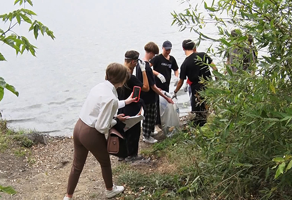 Волонтеры провели субботник на берегу городского пруда