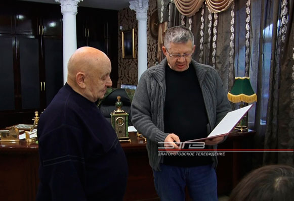 Певец златоустовской гравюры на стали. Так говорят на старейшем городском предприятии о своем сотруднике Олеге Гриере