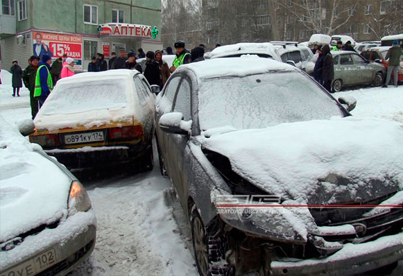 Снежный шторм стал причиной столкновения сразу 12 автомобилей