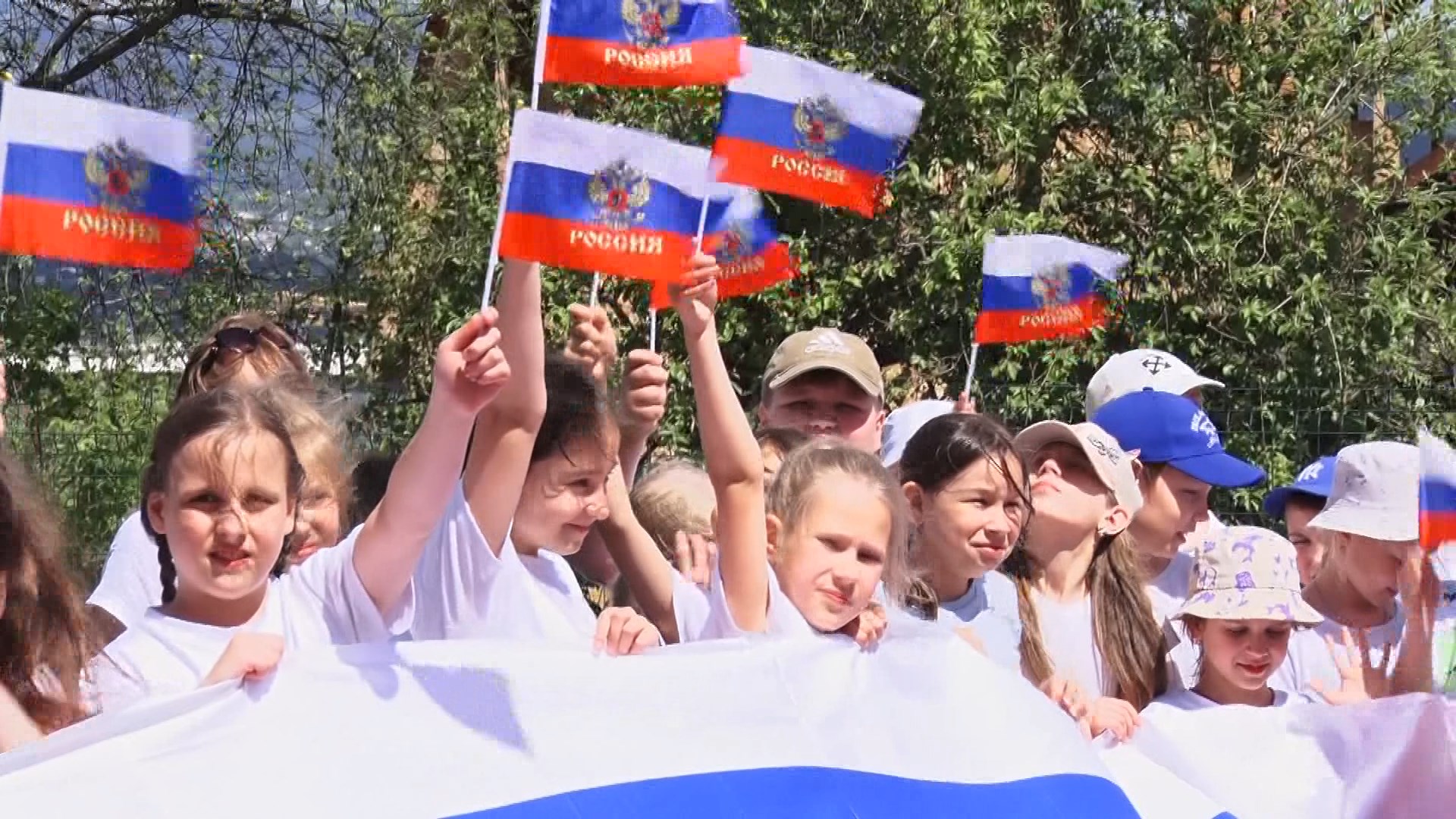 В детских садах и школах отпраздновали День России