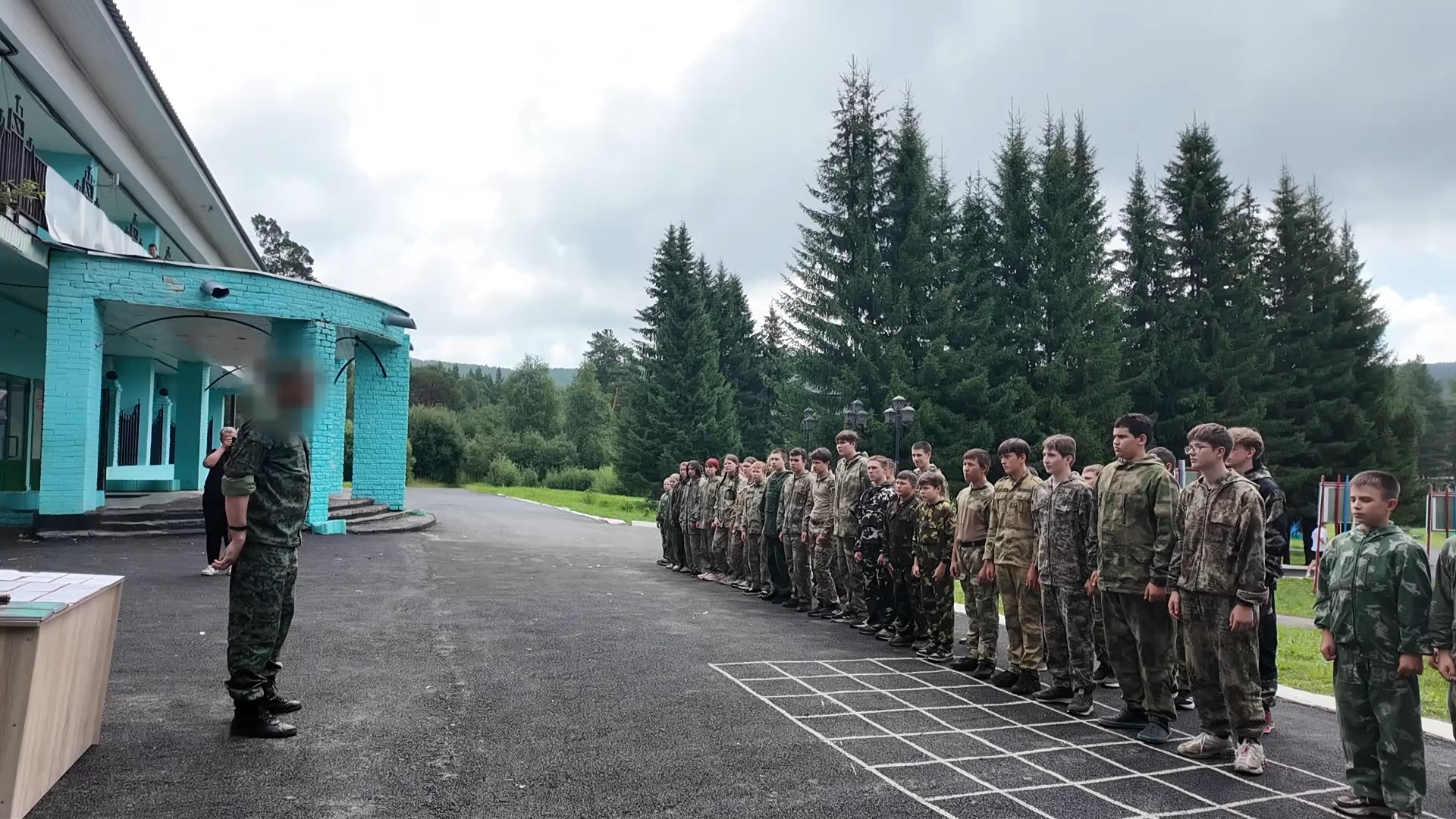 Зелёные погоны и звёзды на плечах