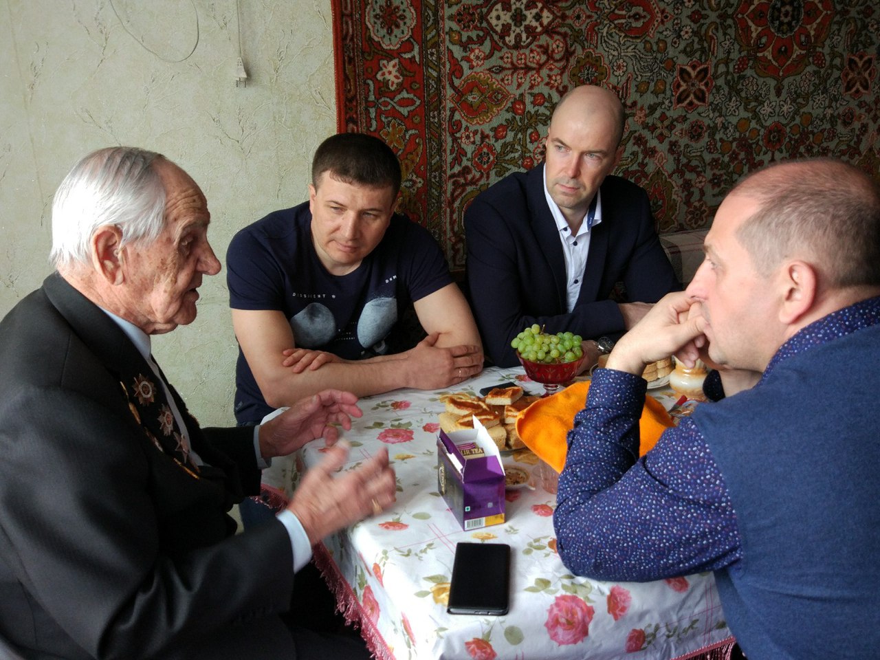 Лично поблагодарили за Победу и поздравили с великим праздником