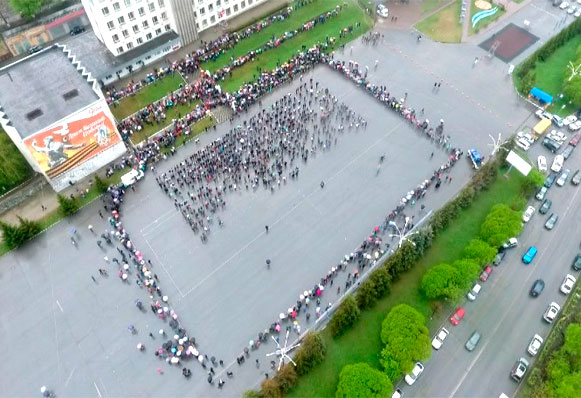 В Златоусте с размахом станцевали «Школьный вальс»