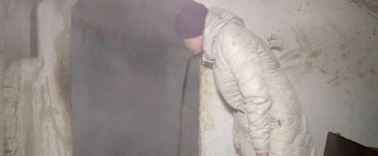 Сыро, скользко и холодно. В таком коммунальном аду провели новогодние праздники жильцы дома №28 на проспекте Мира