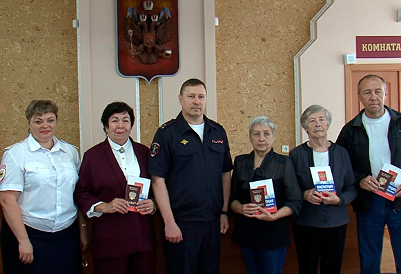 В Златоусте четырём гражданам Мариуполя вручили паспорта Российской Федерации