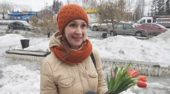 Прекрасная половина района машзавода была сегодня одарена цветами