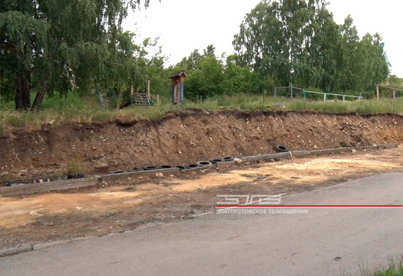 Жители дома номер 2 по улице 40 лет Победы теперь могут спокойно парковать машины и прогуливаться во дворе