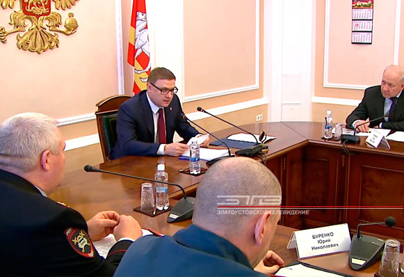 Организовать перевозку детей в каникулы под присмотром полицейских – такое поручение главам муниципалитетов дал губернатор Алексей Текслер