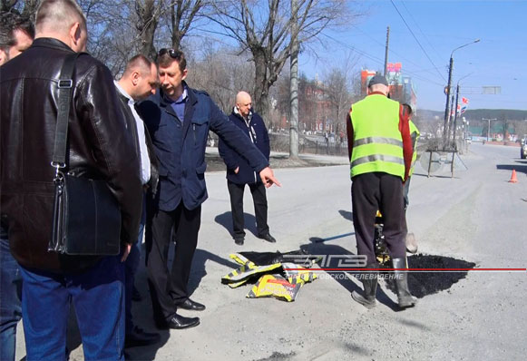 Растаявший вместе со снегом асфальт подрядчики вернут на дороги за свой счет