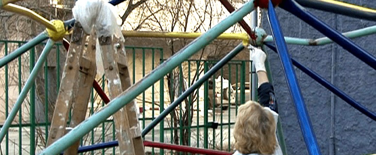 Масштабную уборку территории провели жители улицы Аносова