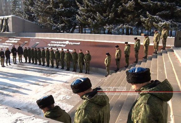 Никто не забыт, ничто не забыто. В Златоусте в День Неизвестного солдата возложили цветы к Вечному огню