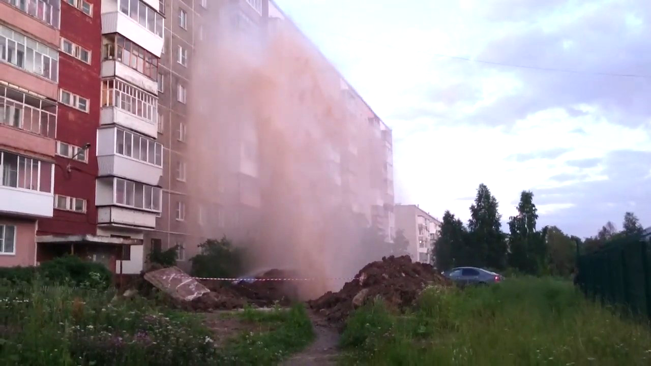 Фонтан кипятка размером с пятиэтажку. Коммунальное ЧП у дома на Профсоюзов