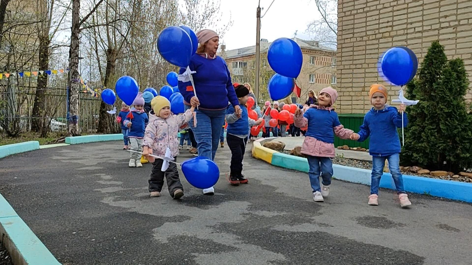 Детский сад 58 встретил Первомай настоящей демонстрацией