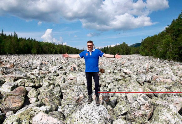 В День России губернатор Челябинской области Алексей Текслер приехал в Златоуст для похода на Двуглавую сопку