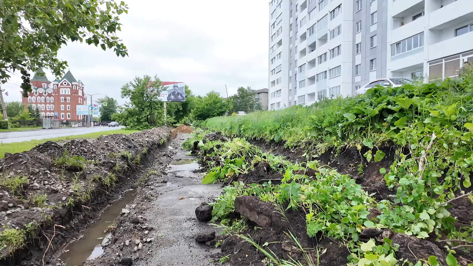 В рамках проекта «Формирование комфортной городской среды» активизировалась работа на тротуаре, который является продолжением велодорожки на 8-й линии пр. Гагарина